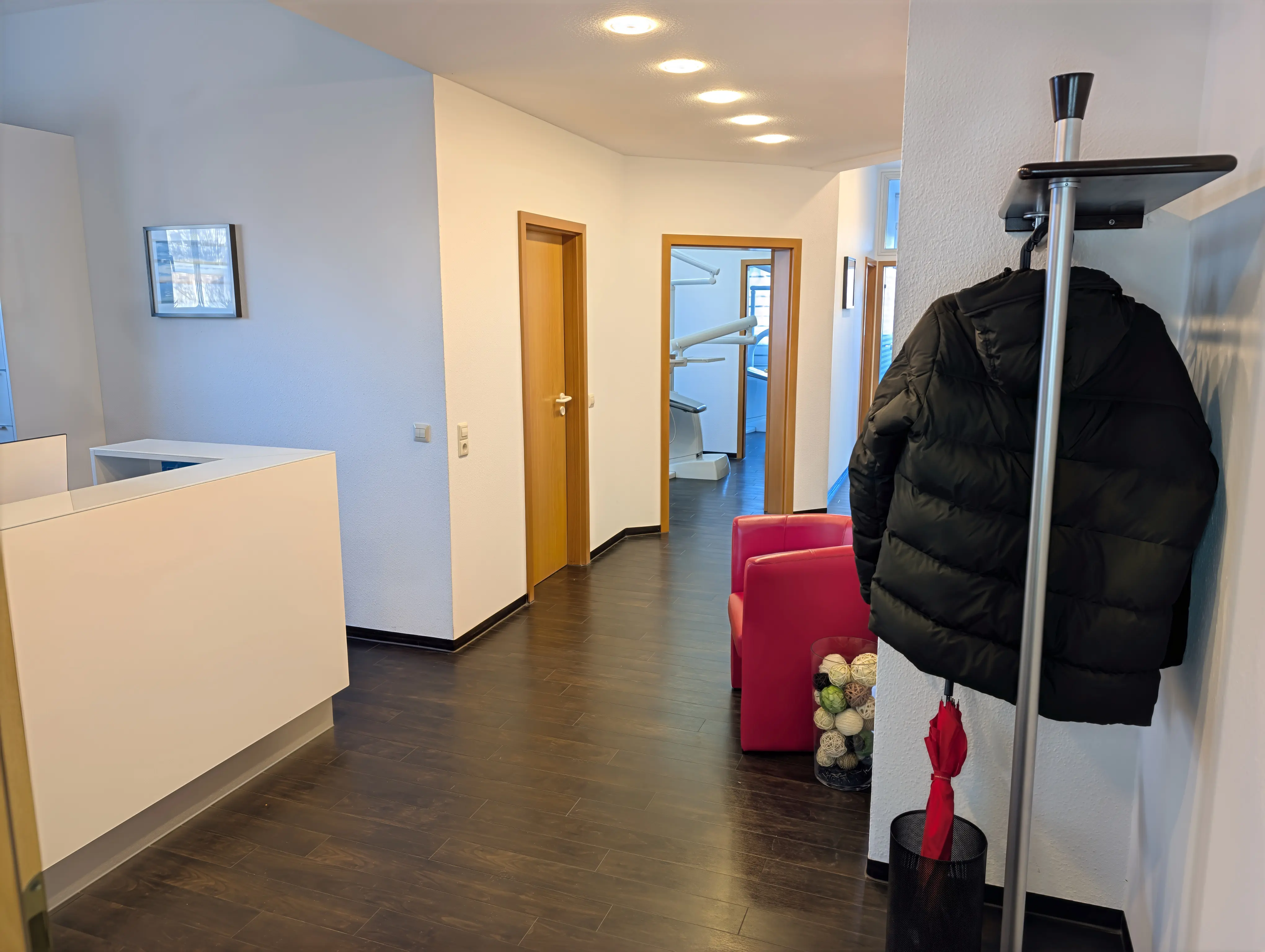 Moderner Empfangsbereich der Zahnarztpraxis Dr. Brändle in Tübingen-Lustnau mit hellen Räumen und freundlicher Atmosphäre