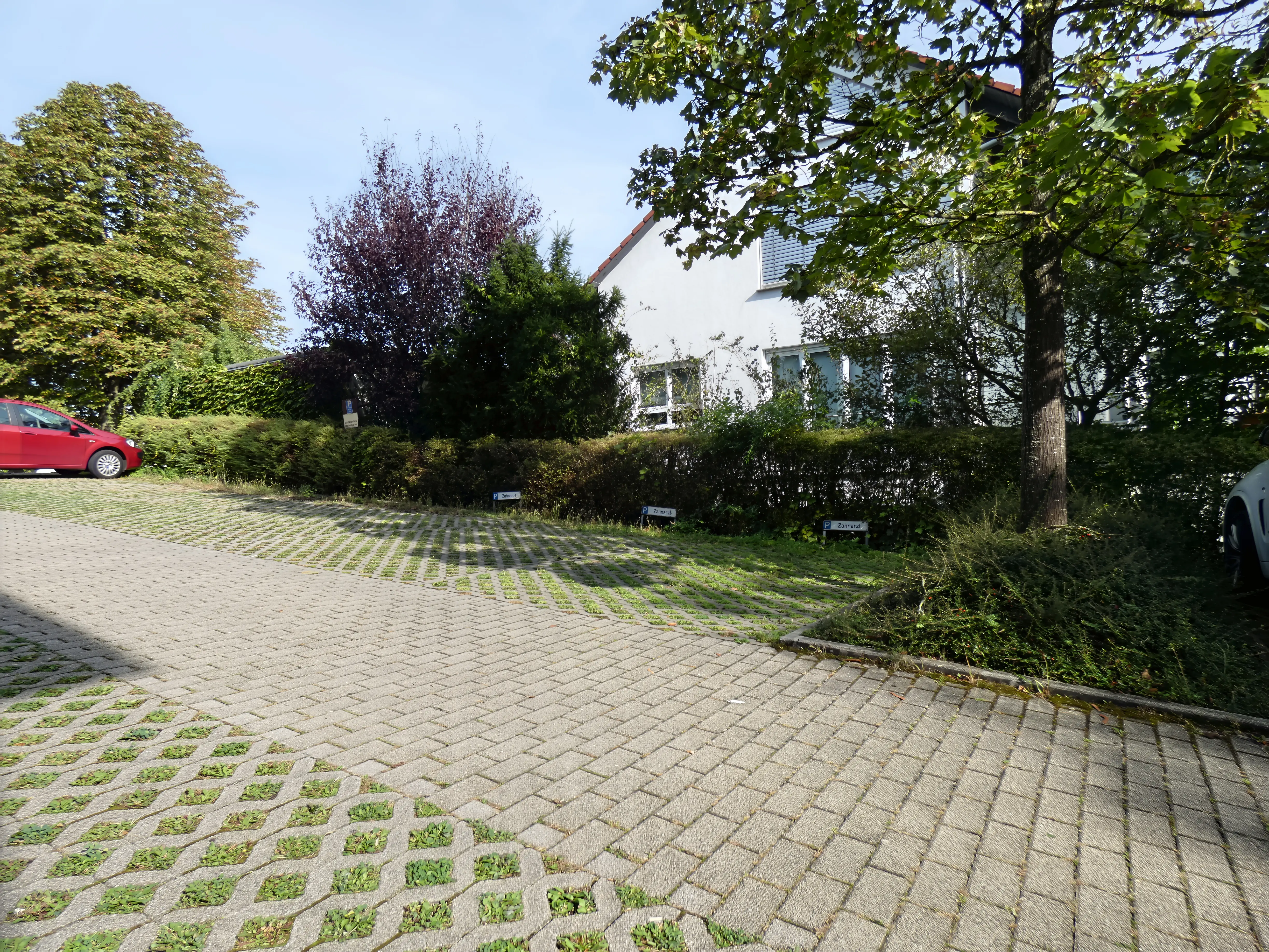 Kostenfreie Parkplätze direkt vor der Zahnarztpraxis Dr. Brändle in Tübingen-Lustnau