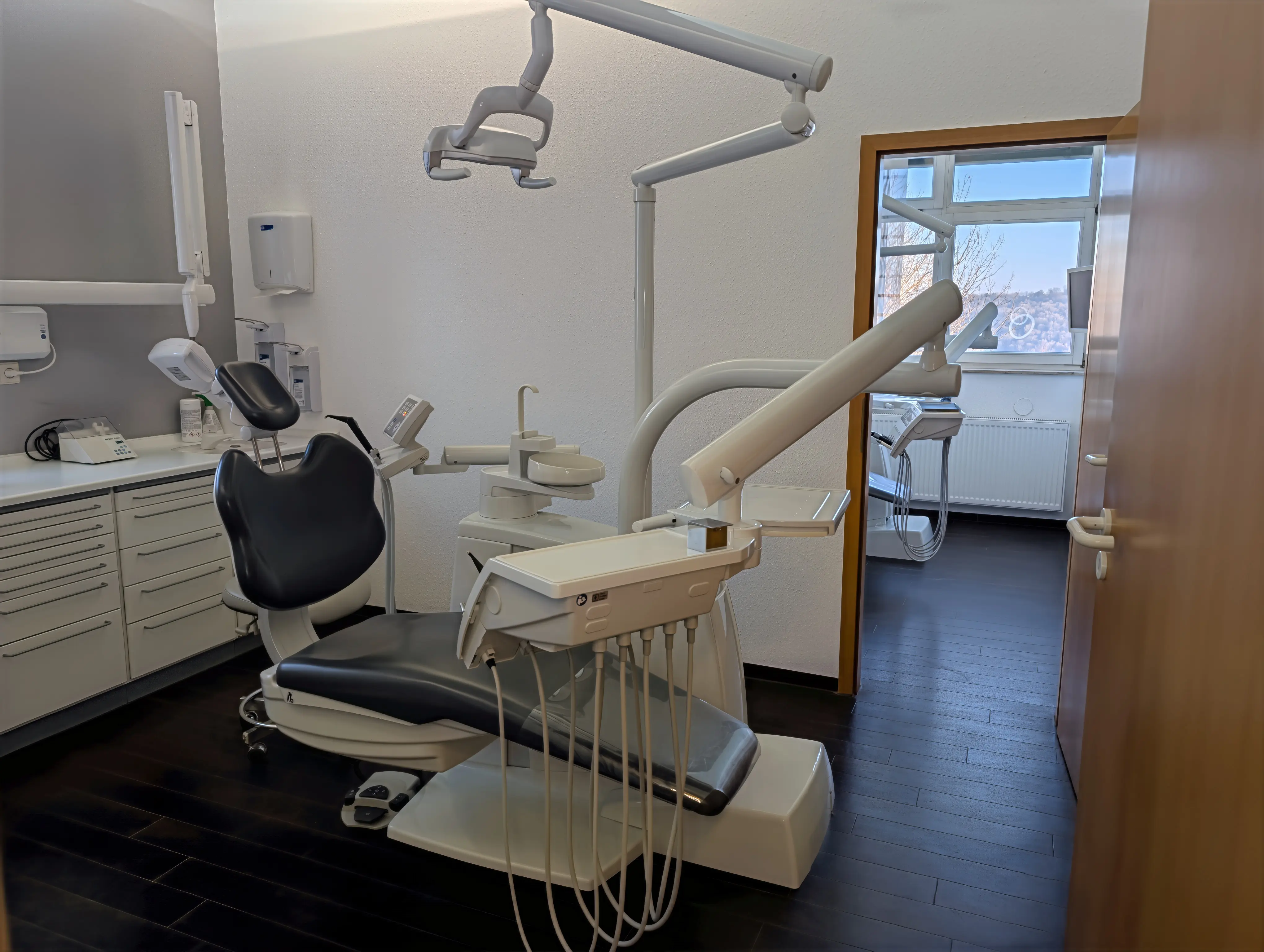 Moderner Behandlungsraum der Zahnarztpraxis Dr. Brändle mit ergonomischem Behandlungsstuhl und digitaler Ausstattung