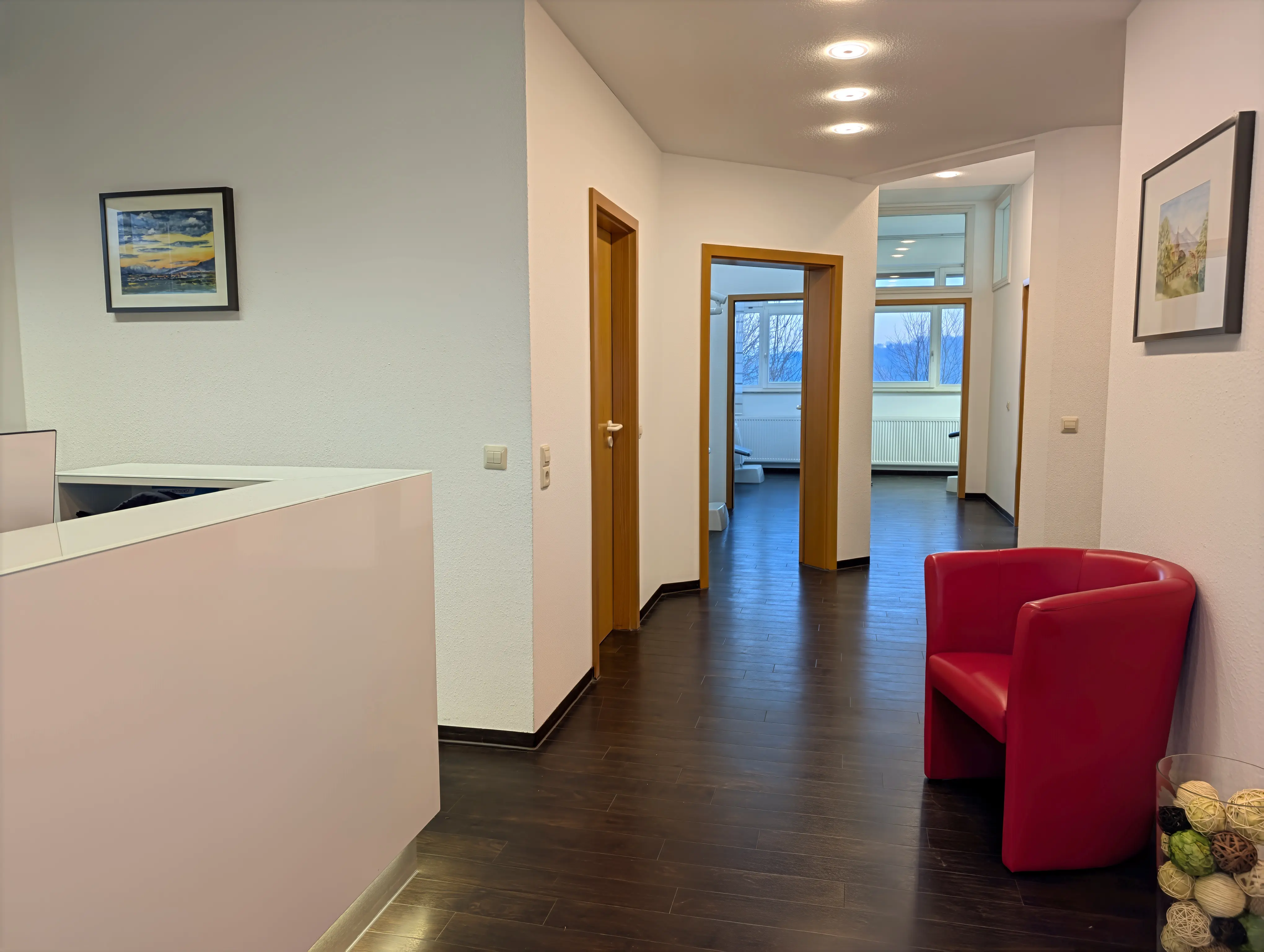 Freundlicher Praxisflur mit Empfangsbereich und modernem Design in der Zahnarztpraxis Dr. Brändle in Tübingen-Lustnau